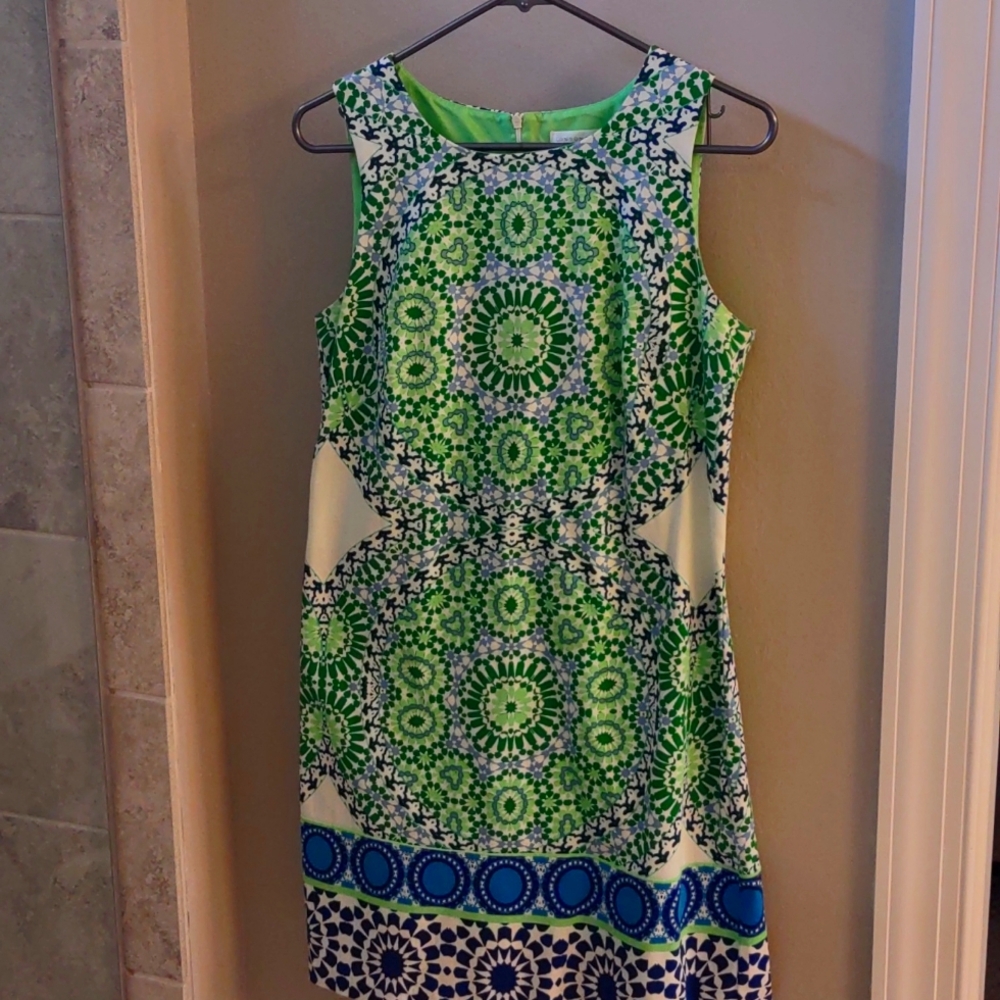 Beautiful dress.fun vibrant colors. Fits a bit small. Size 8